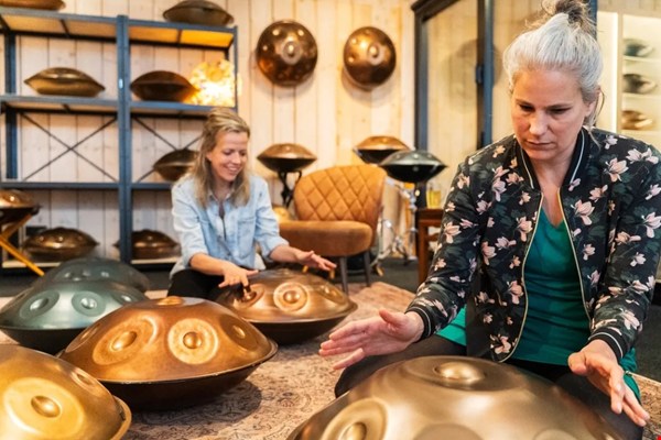 Waarom de handpan het feelgood-instrument van het moment is